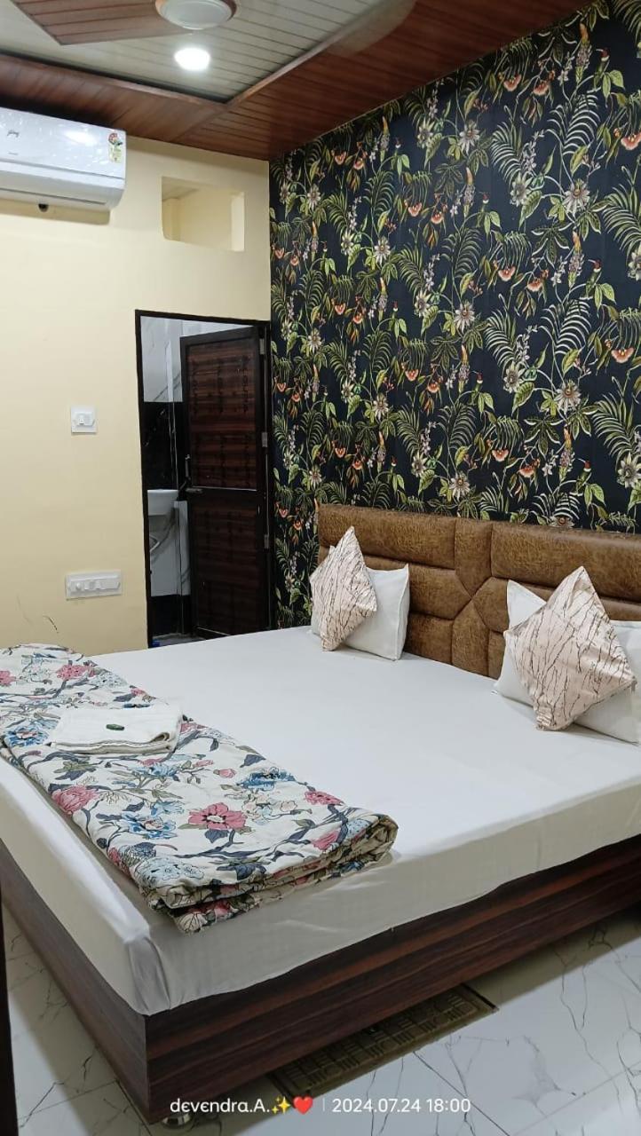 Hotel Ganga Sagar Uddzsaín Kültér fotó