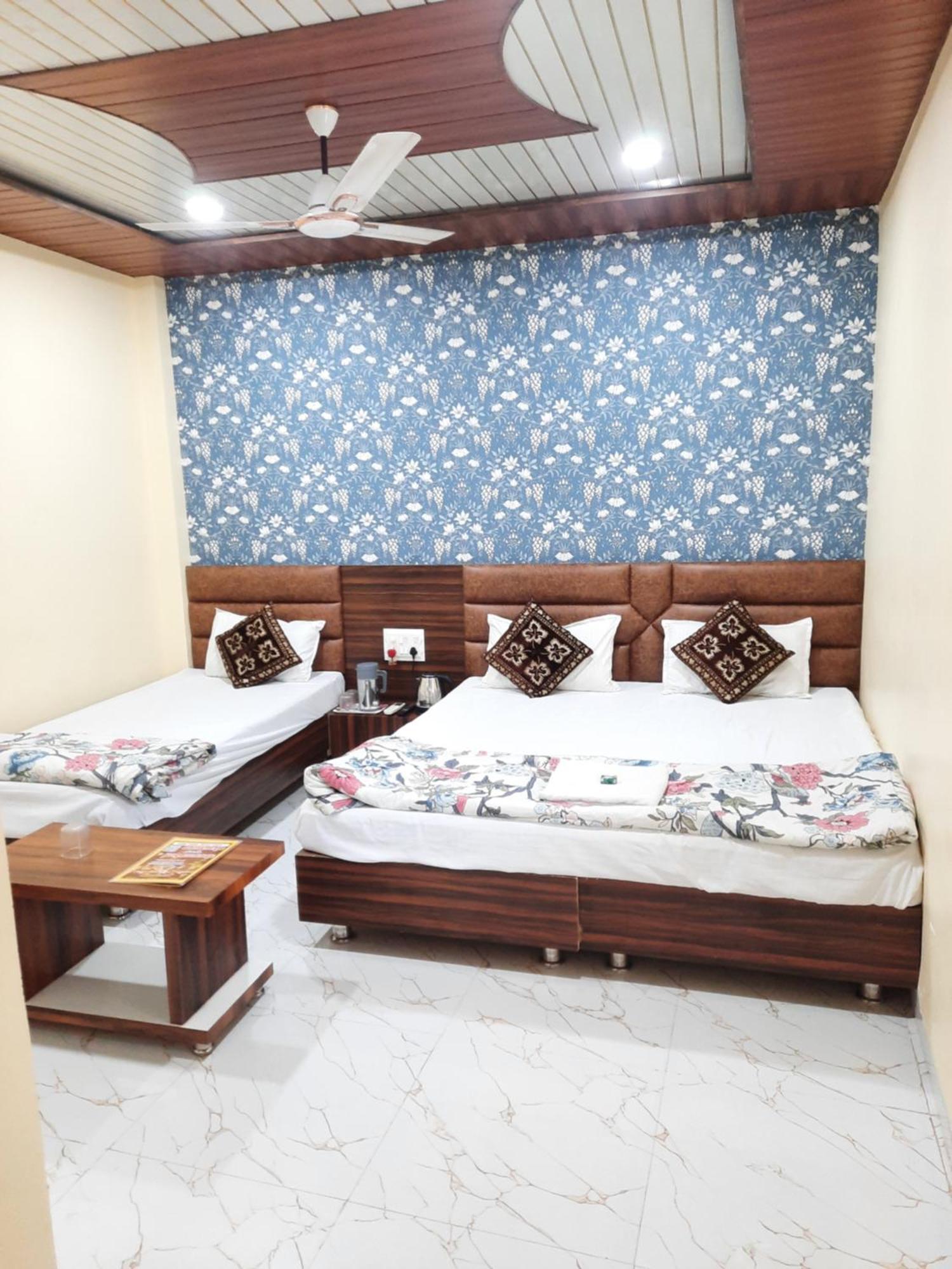Hotel Ganga Sagar Uddzsaín Kültér fotó
