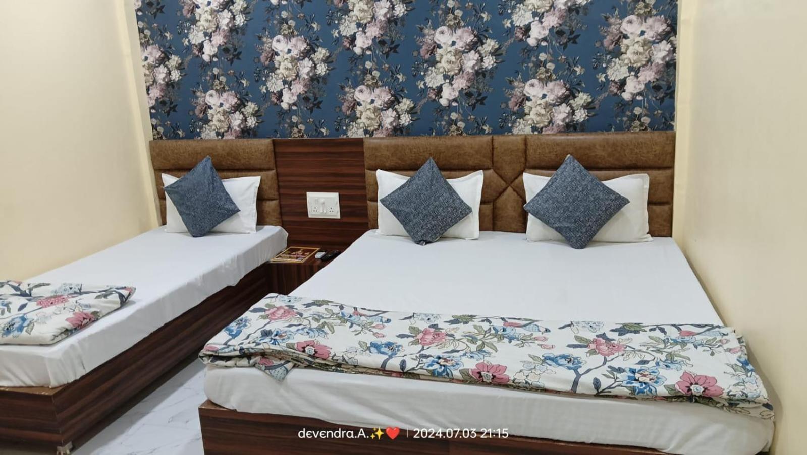 Hotel Ganga Sagar Uddzsaín Kültér fotó