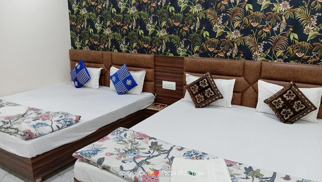 Hotel Ganga Sagar Uddzsaín Kültér fotó